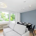 Grosszuegige Am Stadtrand